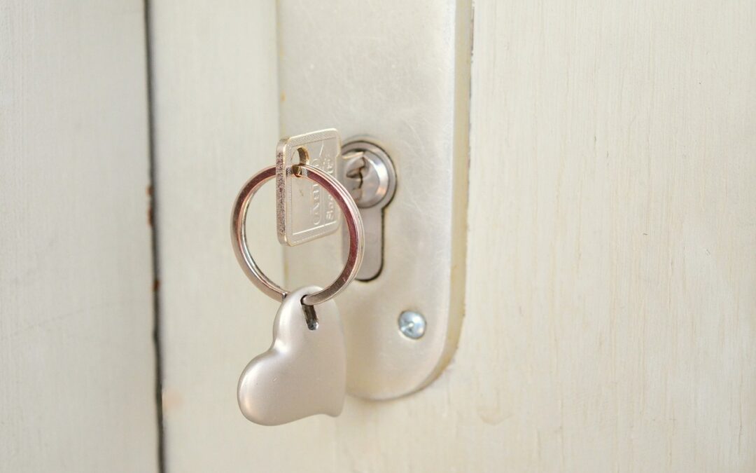 ¿Es bueno dejar las llaves puestas por dentro de casa?